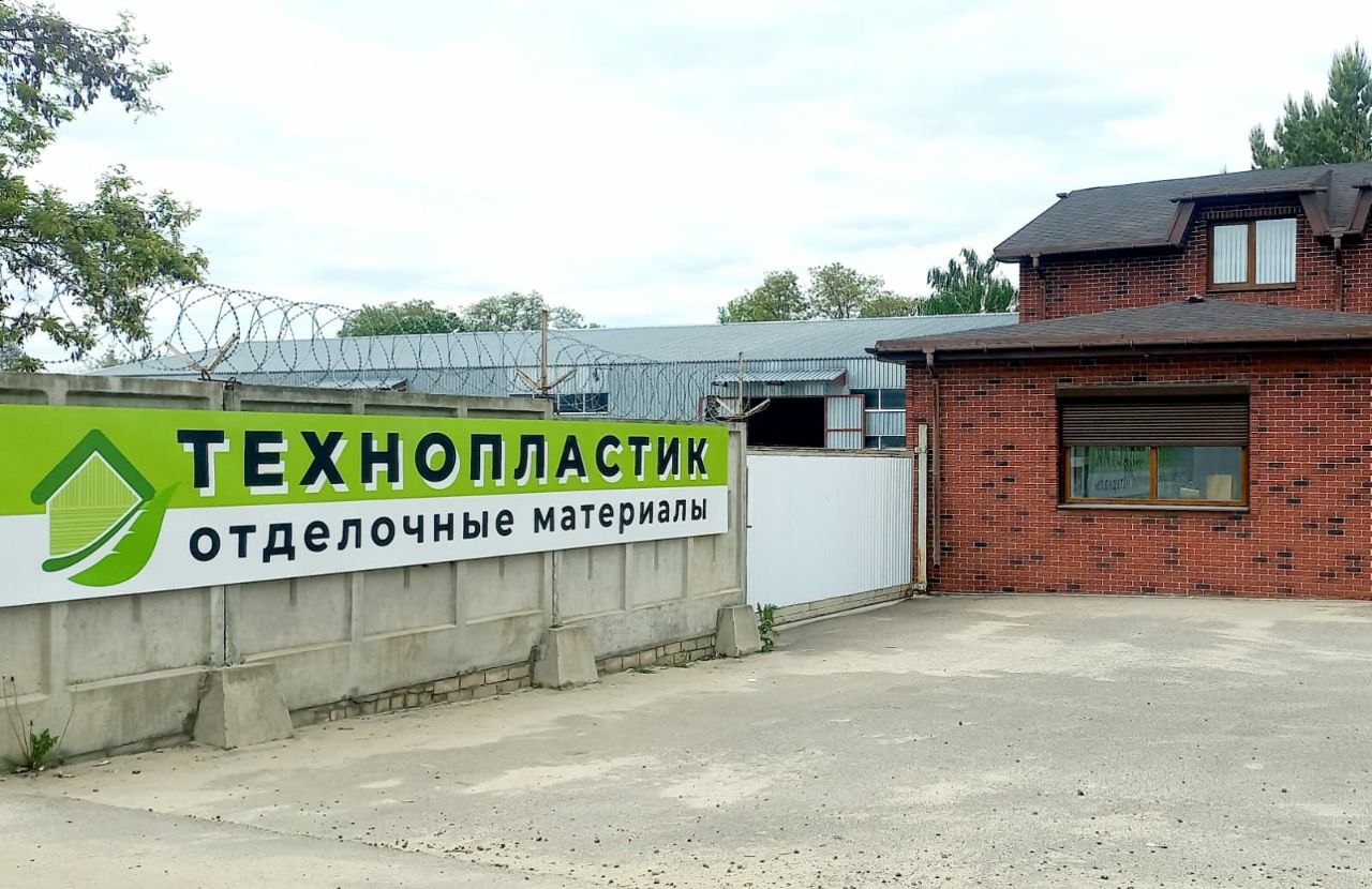 входная группа с банером производителя стеновых панелей ПВХ Технопластик